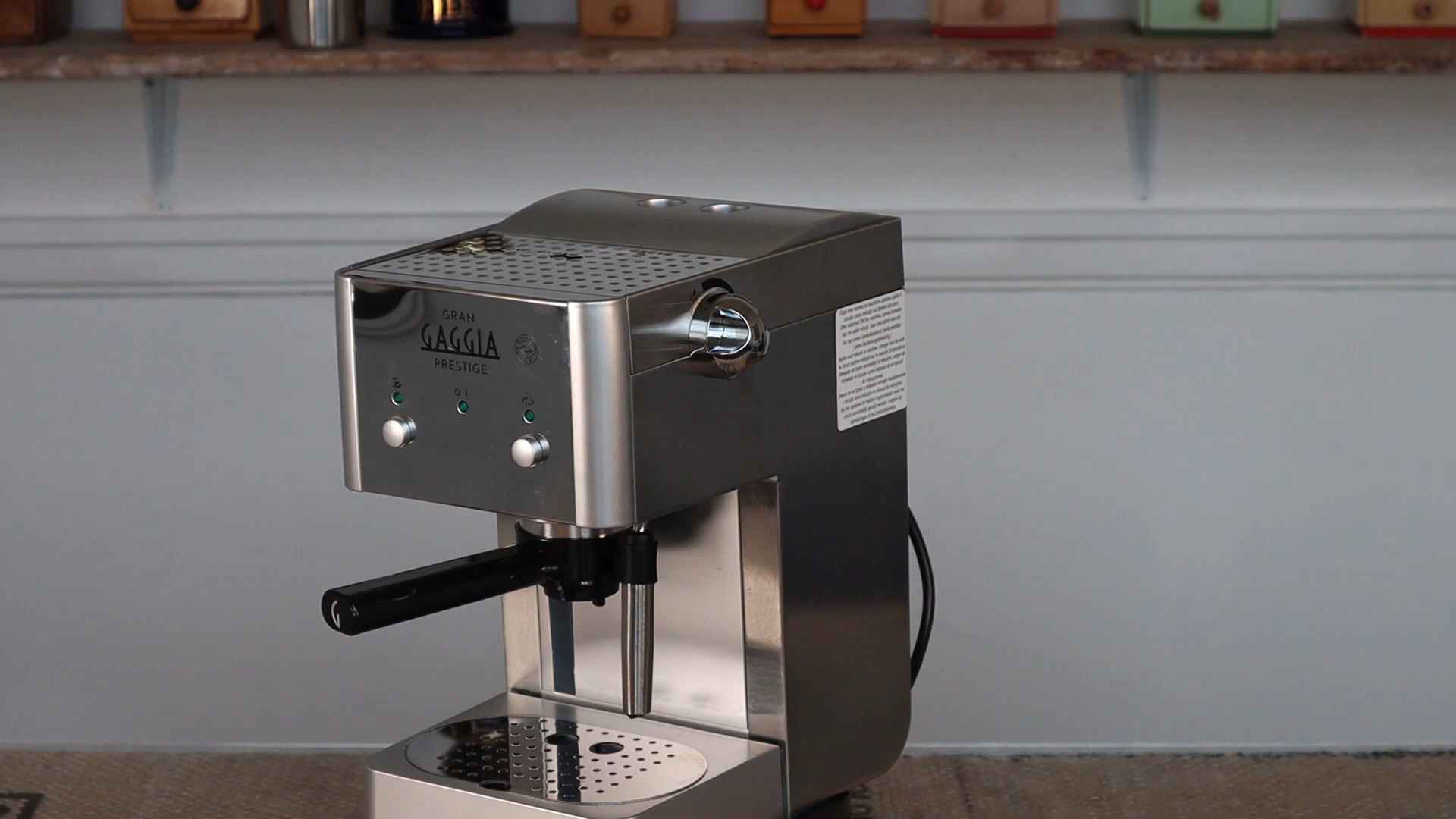 Metalni Gaggia espreso aparat na kuhinjskoj radnoj površini sa ručicom za pripremu kafe