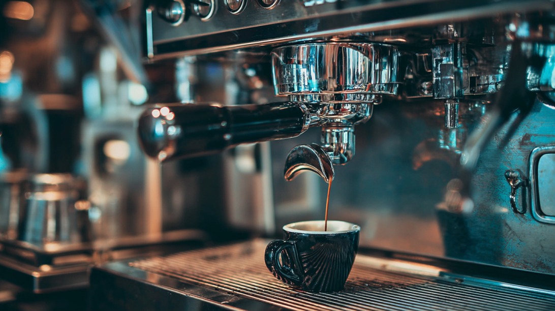 Profesionalni premium aparat za espreso dok sipa kafu u malu crnu šolju