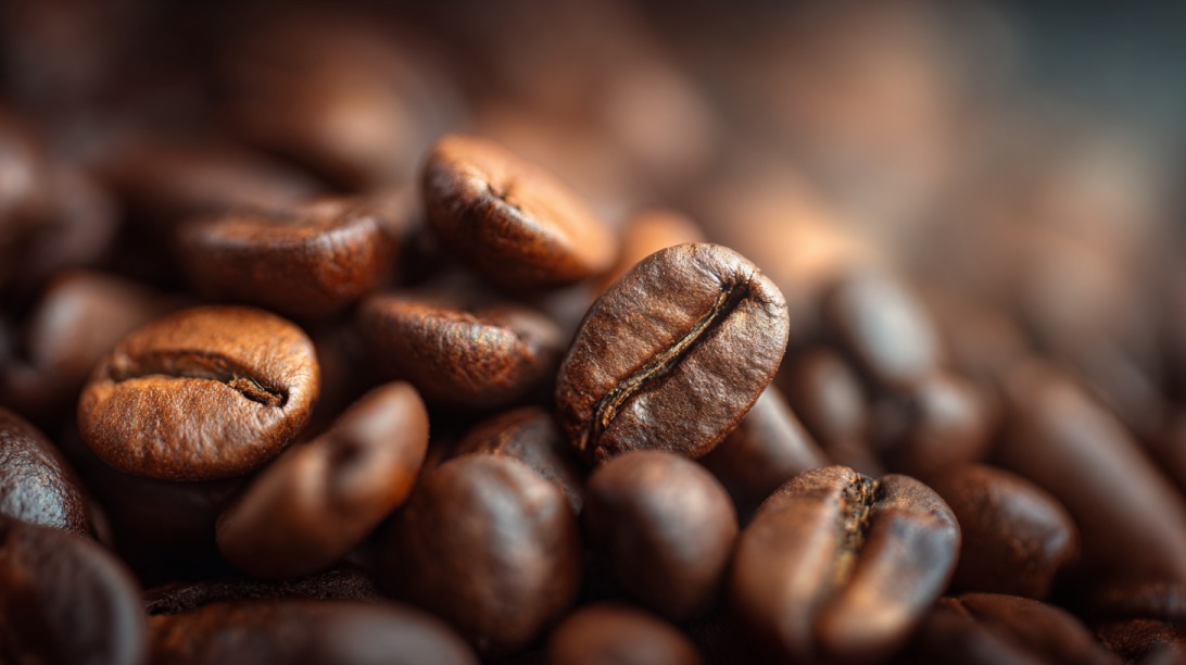 Makro fotografija zrna kafe sa naglašenom teksturom i prirodnim sjajem